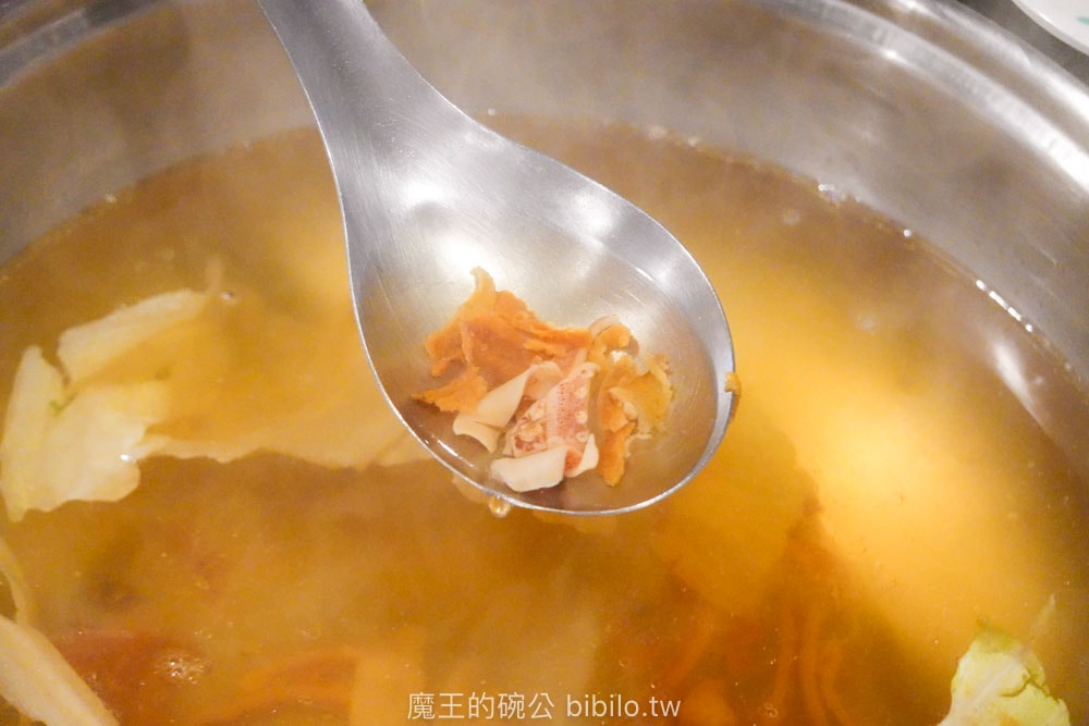 高雄在地老火鍋｜廣東沙茶爐  南部經典沙茶火鍋，魷魚扁魚湯底的清甜滋味