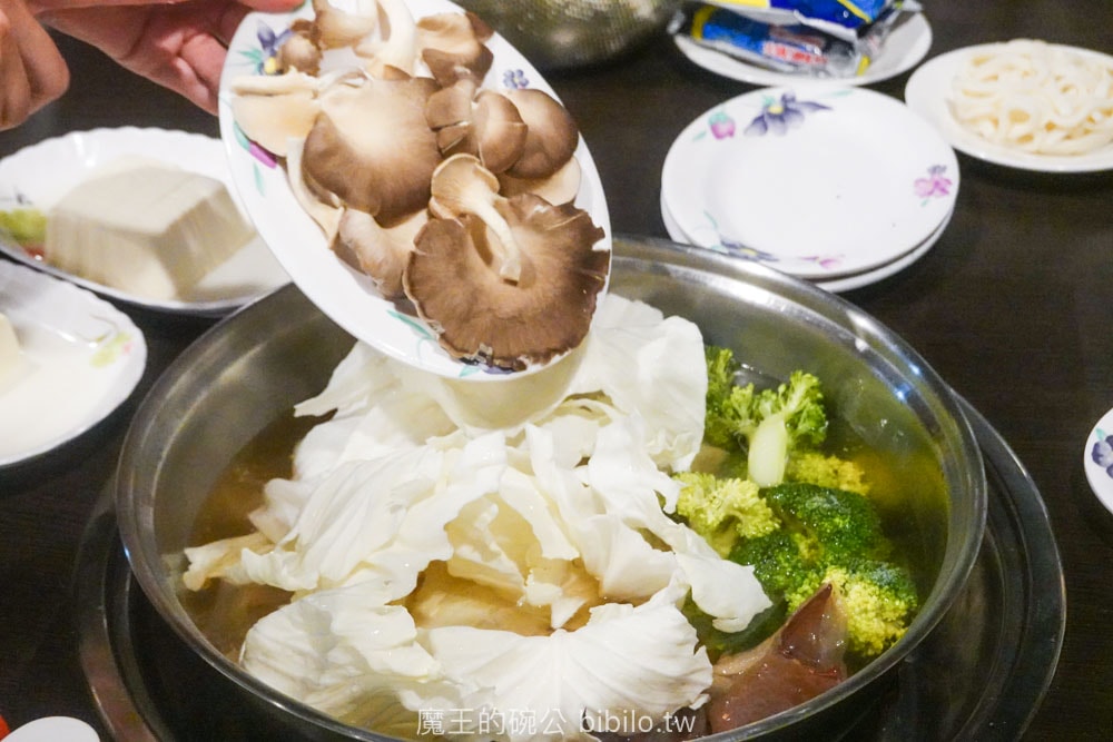 高雄在地老火鍋｜廣東沙茶爐  南部經典沙茶火鍋，魷魚扁魚湯底的清甜滋味