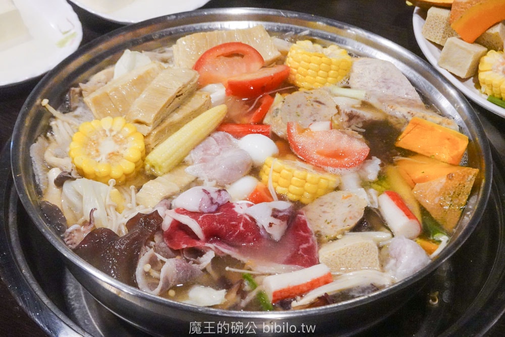 高雄在地老火鍋｜廣東沙茶爐  南部經典沙茶火鍋，魷魚扁魚湯底的清甜滋味