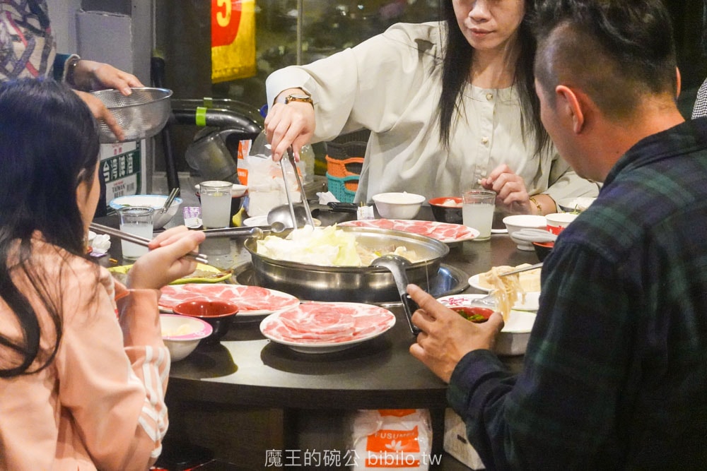 高雄在地老火鍋｜廣東沙茶爐  南部經典沙茶火鍋，魷魚扁魚湯底的清甜滋味