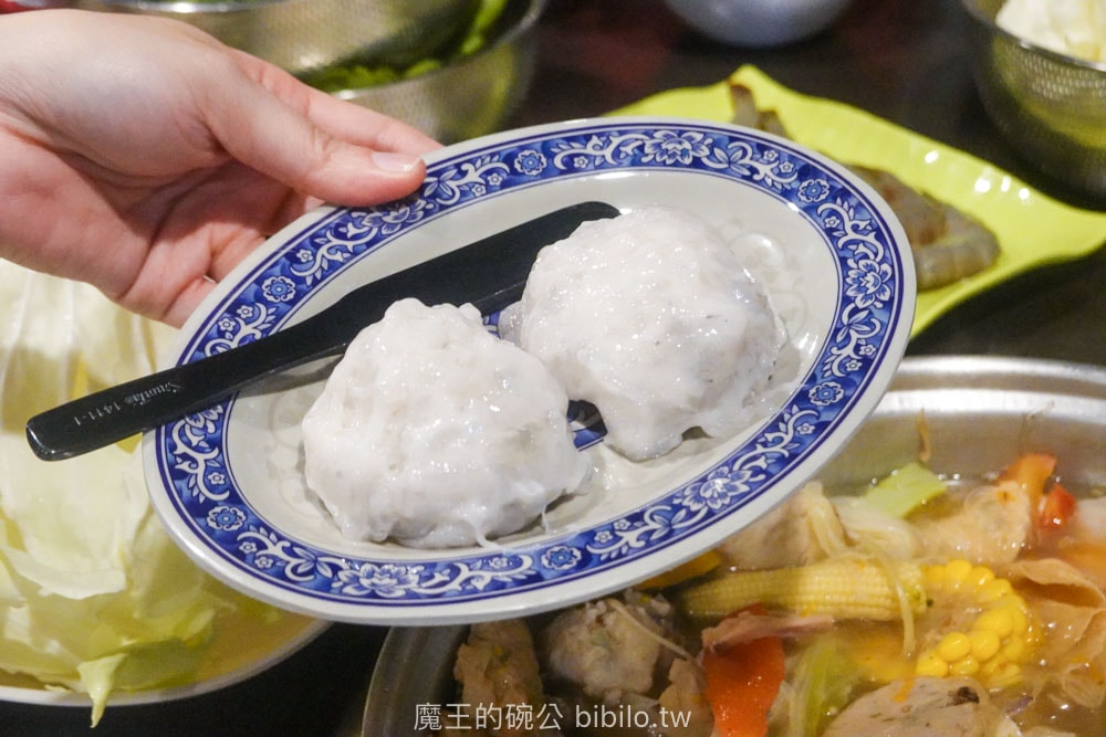 高雄在地老火鍋｜廣東沙茶爐  南部經典沙茶火鍋，魷魚扁魚湯底的清甜滋味