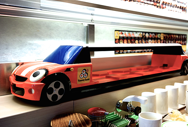 台北萬華 yummy sushi 彌味壽司 雙層電動車車幫你送壽司到面前噢～餐點小失望～ @魔王的碗公