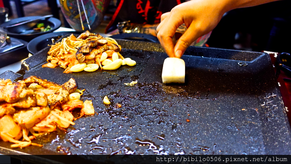 『美食』台北大安 韓國第一品牌 八色烤肉進軍台灣拉！ 八種卡樂佛烤五花就是要撐爆你的胃！ @魔王的碗公