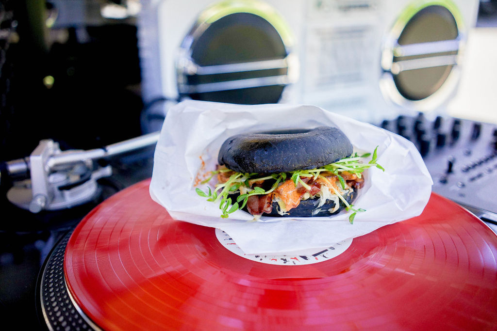 『魔王食記』台北街頭餐車 Scratch Burger 黑膠漢堡 手工手打漢堡讓人回味 現場還有DJ刷碟表演 視覺味覺都享受『內文有店家資訊』 @魔王的碗公