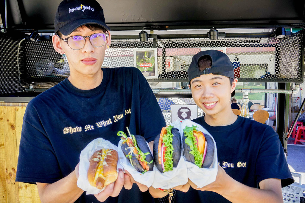 『魔王食記』台北街頭餐車 Scratch Burger 黑膠漢堡 手工手打漢堡讓人回味 現場還有DJ刷碟表演 視覺味覺都享受『內文有店家資訊』 @魔王的碗公