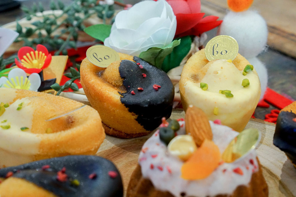『魔王在吃 波波莉可洋果子』高雄前金區 新年限定蛋糕禮盒,喜氣元寶造型吃了甜在心 紅包拿來『內文有店家資訊』 @魔王的碗公