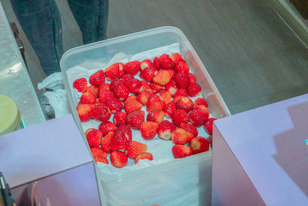 『魔王在吃 微淇甜蜜屋- Weichi Sweets』新北板橋區 冬天限定-草莓森林鬆餅塔/草莓聖代/草莓牛奶 草莓控必點這套全餐『內文有店家資訊』 @魔王的碗公