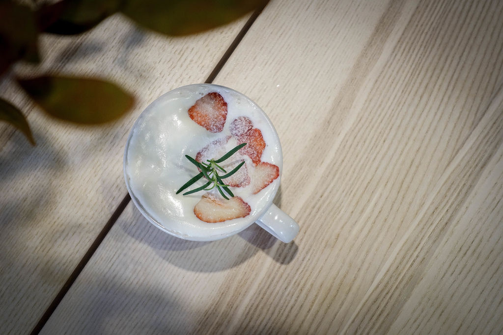 iki__shop x魔王 台北大同區 打鐵街裡有間小巴黎咖啡廳 水果戚風 草莓牛奶 是網美就要來 捷運中山站 內文有店家資訊 @魔王的碗公