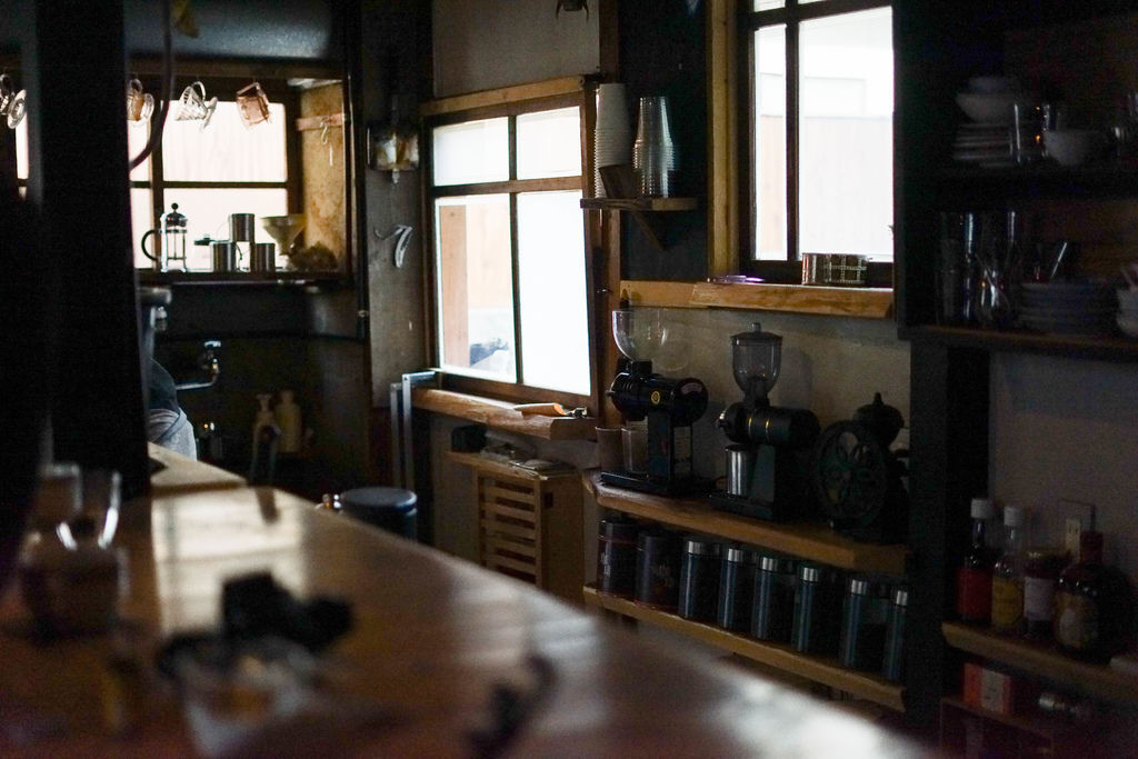 二条小屋nijokoya Ｘ魔王 日本京都 車庫前的秘密咖啡廳 而且你要站著喝才可以 京都地鐵 二条城前站 內文有店家資訊 @魔王的碗公