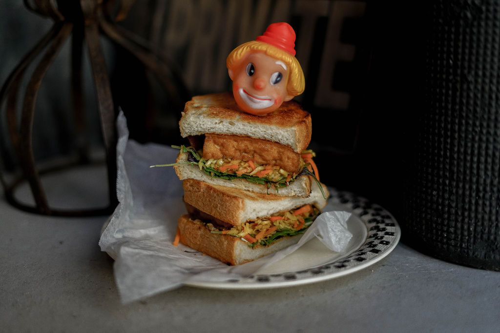 ME ME ME X 魔王 日本京都 我真的就是為了這份小丑頭三明治而來的啊 美式老復古風格咖啡廳 京都地鐵 神宮丸太町站 內文有店家資訊 @魔王的碗公