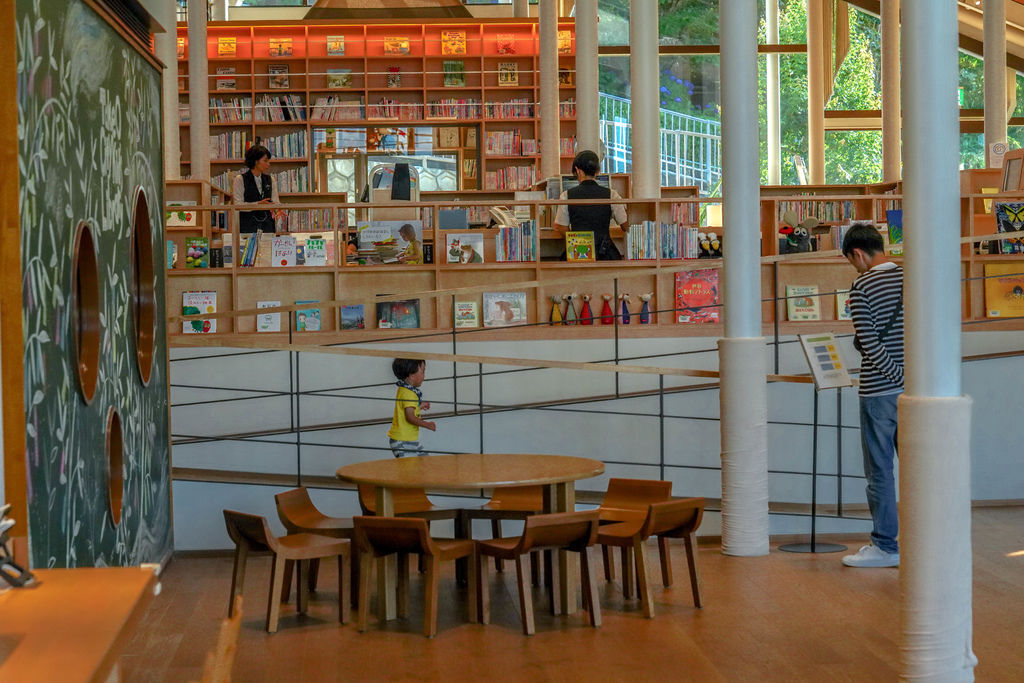 武雄圖書館 X魔王 日本佐賀 終於拜訪有最美圖書館稱號的武雄圖書館 溫暖質感閱讀空間 武雄景點 內文有景點資訊 @魔王的碗公